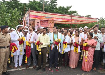 सोलापूर zp: अधिकारी-पदाधिकारी वारकऱ्यांच्या वेशभूषेत; गजानन महाराज पालखीचे भक्तिभावाने स्वागत.