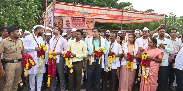 सोलापूर zp: अधिकारी-पदाधिकारी वारकऱ्यांच्या वेशभूषेत; गजानन महाराज पालखीचे भक्तिभावाने स्वागत.