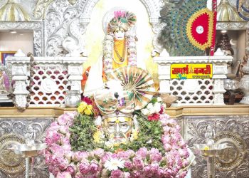 श्री वटवृक्ष मंदिरात श्रद्धेय भक्ती भावाने गुरुपौर्णिमा साजरी.
