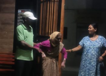 पावसात भिजणाऱ्या वयोवृद्ध महिलेला नगरसेविका श्रीदेवीताई फुलारे यांच्या पुढाकाराने मिळाला आधार.