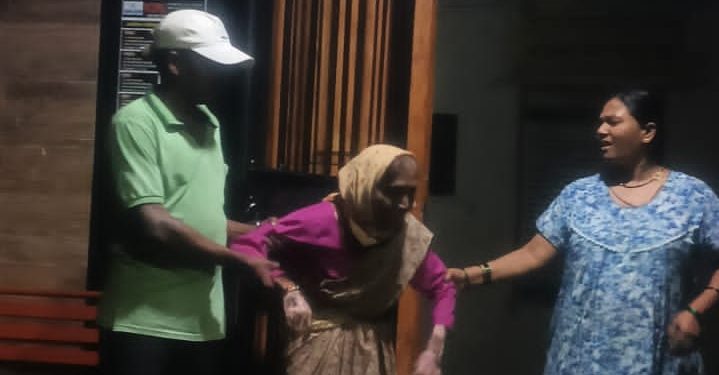 पावसात भिजणाऱ्या वयोवृद्ध महिलेला नगरसेविका श्रीदेवीताई फुलारे यांच्या पुढाकाराने मिळाला आधार.