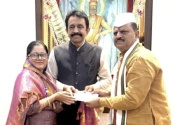ॲड.मिलिंद थोबडे यांचा वटवृक्ष मंदीरात चेअरमन महेश इंगळे यांच्या हस्ते सपत्नीक सत्कार.