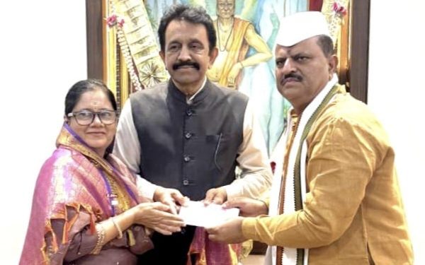 ॲड.मिलिंद थोबडे यांचा वटवृक्ष मंदीरात चेअरमन महेश इंगळे यांच्या हस्ते सपत्नीक सत्कार.