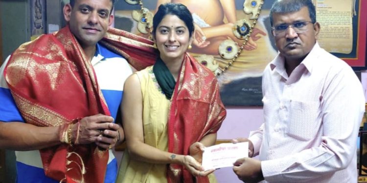 अभिनेत्री अभिज्ञा बर्वे यांनी कुटुंबासमवेत घेतले श्री स्वामी समर्थांचे दर्शन ;मंदिर समितीकडून श्रीशैल गवंडी यांच्या हस्ते स्वामी कृपावस्त्र, प्रसाद देऊन अभिनेत्री अभिज्ञा बर्वे यांचा सत्कार.
