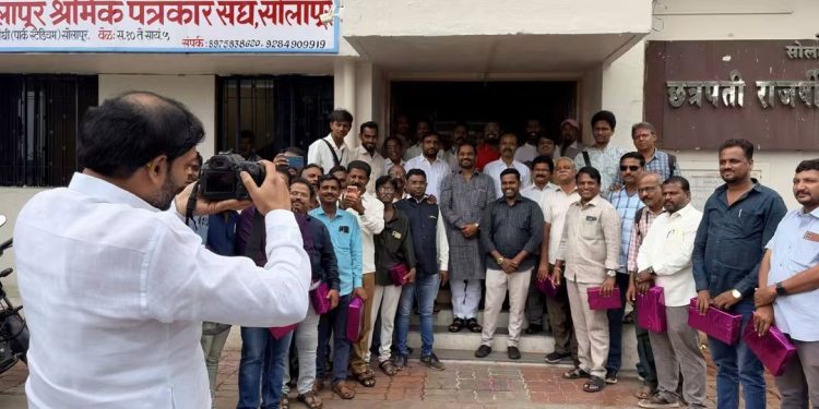 जागतिक फोटोग्राफर दिनानिमित्त छायाचित्रकार व कॅमेरामन यांचा सन्मान सोहळा.