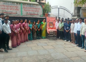 जैन गुरुकुल प्रशालेत लोकशाहीर अण्णाभाऊ साठे यांना विनम्र अभिवादन