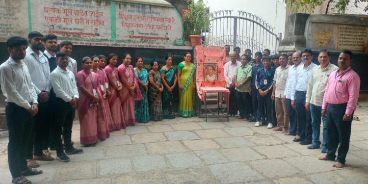जैन गुरुकुल प्रशालेत लोकशाहीर अण्णाभाऊ साठे यांना विनम्र अभिवादन