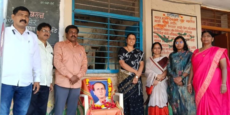 अंत्रोळी जिल्हा परिषद प्राथमिक शाळेत लोकशाहीर अण्णाभाऊ साठे व लोकमान्य टिळक यांना अभिवादन.