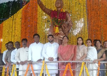 लोकशाहीर अण्णाभाऊ साठे यांच्या जयंतीनिमित्त मातंग समाज कृती समितीतर्फे अभिवादन.