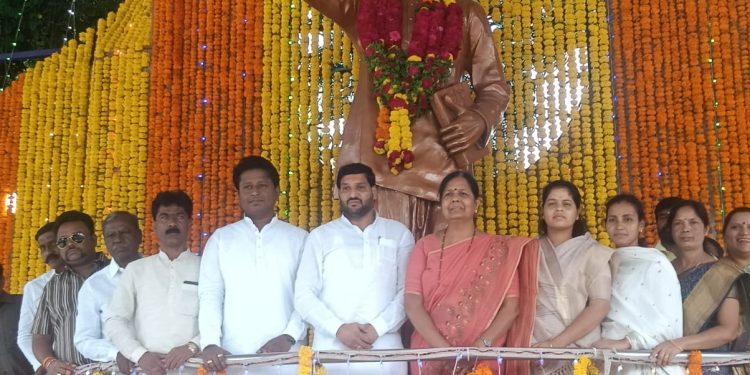लोकशाहीर अण्णाभाऊ साठे यांच्या जयंतीनिमित्त मातंग समाज कृती समितीतर्फे अभिवादन.