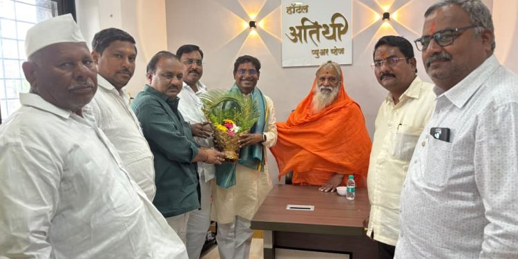 जनसेवक महादेव कोगनुरे यांच्या लक्ष्मीकांत एंटरप्राईजेसच्या YO BYKES शोरूमचे दिमाखदार उद्घाटन.