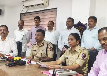 सोलापूर गुन्हे शाखेची मोठी कारवाई – बनावट दिव्यांग प्रमाणपत्र रॅकेटचा पर्दाफाश;निवासी वैद्यकीय अधिकाऱ्यासह 8 जणांना अटक, सिव्हील मधील 2 वरिष्ठ लिपिकांचाही समावेश.