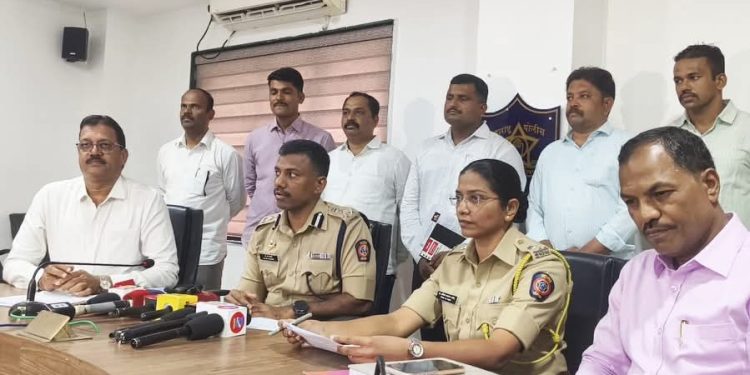 सोलापूर गुन्हे शाखेची मोठी कारवाई – बनावट दिव्यांग प्रमाणपत्र रॅकेटचा पर्दाफाश;निवासी वैद्यकीय अधिकाऱ्यासह 8 जणांना अटक, सिव्हील मधील 2 वरिष्ठ लिपिकांचाही समावेश.