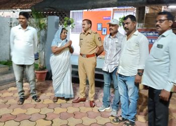 अक्कलकोट उत्तर पोलिस ठाण्याचे डीबी पथकाची धडाकेबाज कामगिरी २४ तासांत चोराच्या मुसक्या आवळल्या; ज्येष्ठ महिलेचे दागिने व रोख रक्कम परत मिळवण्यात यश.