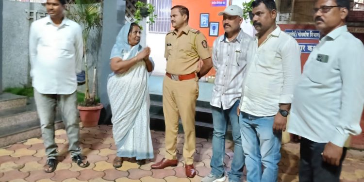 अक्कलकोट उत्तर पोलिस ठाण्याचे डीबी पथकाची धडाकेबाज कामगिरी २४ तासांत चोराच्या मुसक्या आवळल्या; ज्येष्ठ महिलेचे दागिने व रोख रक्कम परत मिळवण्यात यश.