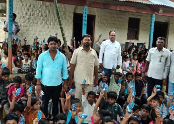 उपसभापती सागर दादा कल्याणशेट्टी यांच्या वाढदिवसानिमित्त वागदरी येथे शालेय साहित्य व खाऊ वाटप.
