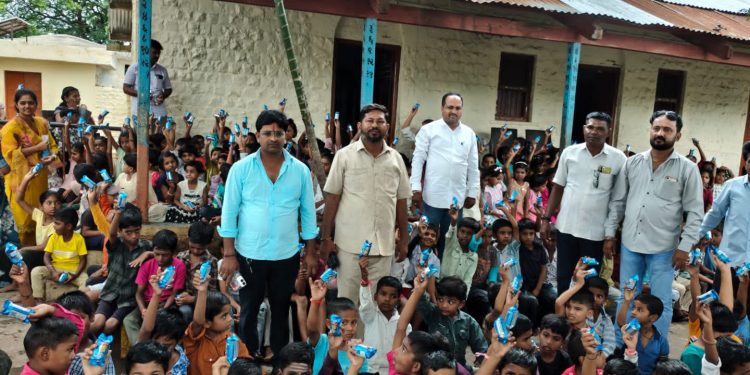 उपसभापती सागर दादा कल्याणशेट्टी यांच्या वाढदिवसानिमित्त वागदरी येथे शालेय साहित्य व खाऊ वाटप.