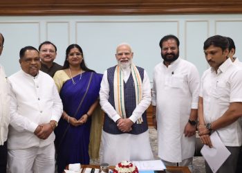 ‘सोलापुरी चादरी’चा गौरव थेट पंतप्रधानांकडे; खासदार डॉ. ज्योतीताई वाघमारे यांची आंतरराष्ट्रीय ब्रँडिंगची मागणी, टेक्स्टाईल उद्योगाला नवसंजीवनी देण्याची मोदींची ग्वाही.
