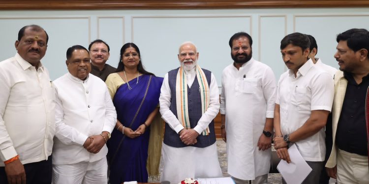 ‘सोलापुरी चादरी’चा गौरव थेट पंतप्रधानांकडे; खासदार डॉ. ज्योतीताई वाघमारे यांची आंतरराष्ट्रीय ब्रँडिंगची मागणी, टेक्स्टाईल उद्योगाला नवसंजीवनी देण्याची मोदींची ग्वाही.