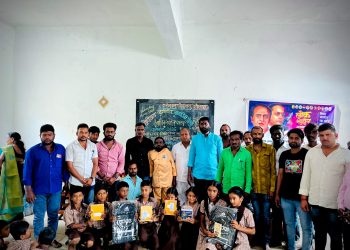 लोकशाहीर अण्णाभाऊ साठे जयंतीनिमित्त विद्यार्थ्यांना शालेय साहित्याचे वाटप.