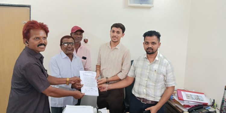 दादर पुलाचे काम तात्काळ सुरू करण्याचे राष्ट्रीय महामार्गाचे मुख्य अभियंता महेश येमूल यांचे आश्वासन.