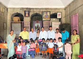 श्री स्वामी समर्थ शिशु विकास मंदिरातील बालकांना गणवेश वाटप.