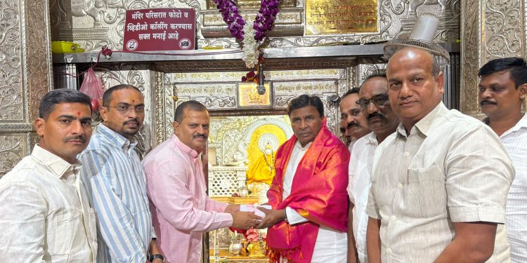 देवस्थान कार्यालयात आमदार बसवराज पाटील यांचा सत्कार करताना चेअरमन महेश इंगळे, नगरसेवक महेश हिंडोळे, मनोज इंगुले व अन्य.