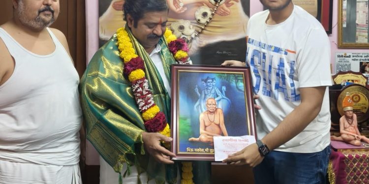 भाजप आमदार राम कदम यांनी घेतले स्वामी समर्थांचे दर्शन