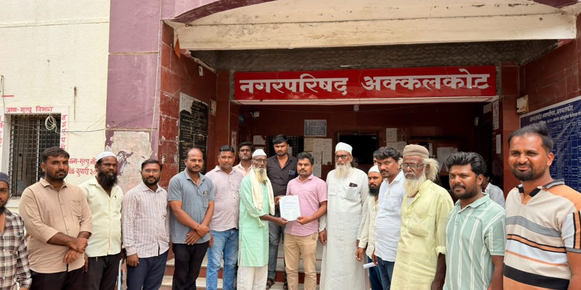 ईद-ए-मिलादुन्नबीपूर्वी वीजपुरवठा सुरळीत करा; जुलूस मार्गावरील खड्डे बुजवा;अक्कलकोट मुस्लिम युवक संघटनेचे महावितरण व नगरपालिका प्रशासनाला निवेदन.