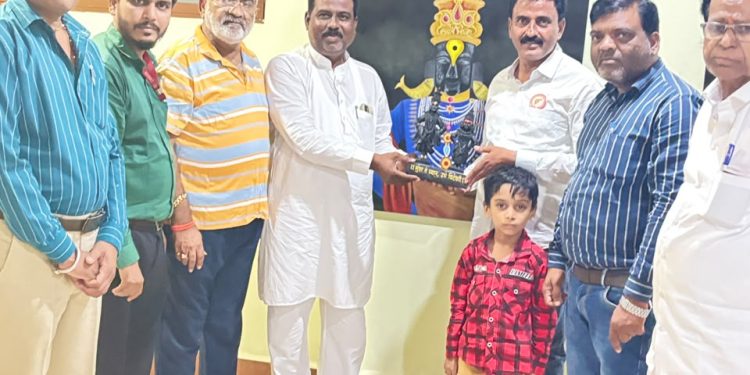 पंढरपुरात मान्यवरांचा विशेष सत्कार; विठ्ठल-रुक्मिणीची मूर्ती देऊन गौरव