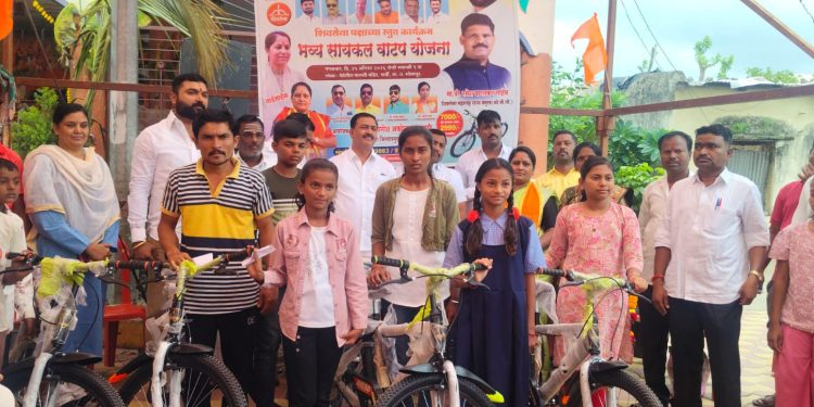 शिवसेना शिंदे पक्षाच्या वतीने भव्य सायकल वाटप योजना-मार्डी येथे शंभरहून अधिक सायकलींचे वाटप; विद्यार्थ्यांना मोठा दिलासा.