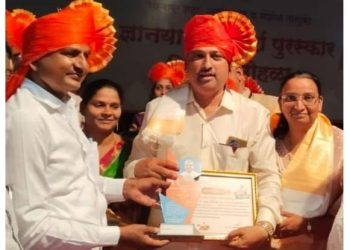 जैन गुरुकुलचे महावीर आळंद यांना ‘आदर्श शिक्षकेतर कर्मचारी पुरस्कार’ प्रदान.
