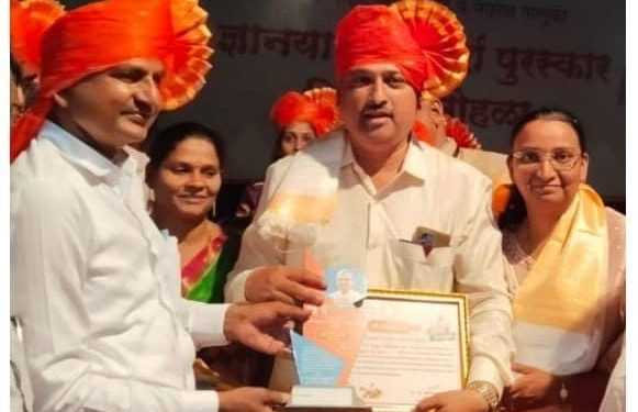 जैन गुरुकुलचे महावीर आळंद यांना ‘आदर्श शिक्षकेतर कर्मचारी पुरस्कार’ प्रदान.