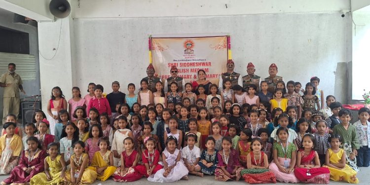 सैन्यदलातील वीर जवानांसमवेत श्री सिद्धेश्वर इंग्लिश मीडियम स्कूलमध्ये रक्षाबंधन उत्साहात.