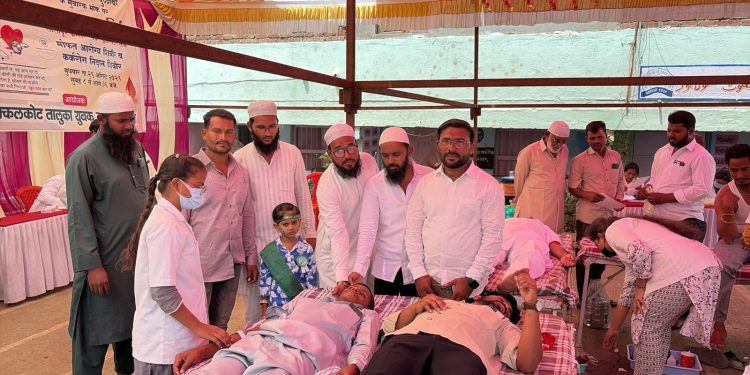 अक्कलकोटमध्ये जश्ने ईद-ए-मिलादुन्नबी निमित्त भव्य रक्तदान व मोफत आरोग्य शिबिर उत्साहात संपन्न; १७३ रक्तदात्यांचे रक्तदान.
