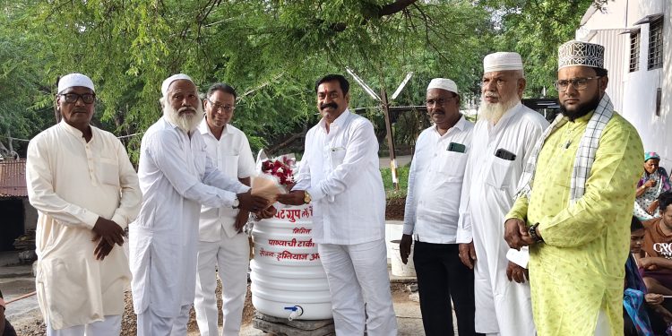 पैगंबर जयंतीनिमित्त ब्रिलियंट ग्रुपकडून सय्यद बुखारी दर्ग्यास पाण्याच्या टाकीची भेट.