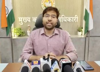 अक्कलकोट तालुक्यातील बबलाद शाळेप्रकरणी मुख्य कार्यकारी अधिकाऱ्यांची कारवाई; मुख्याध्यापक व गटशिक्षणाधिकाऱ्यांना कारणे दाखवा नोटीस.