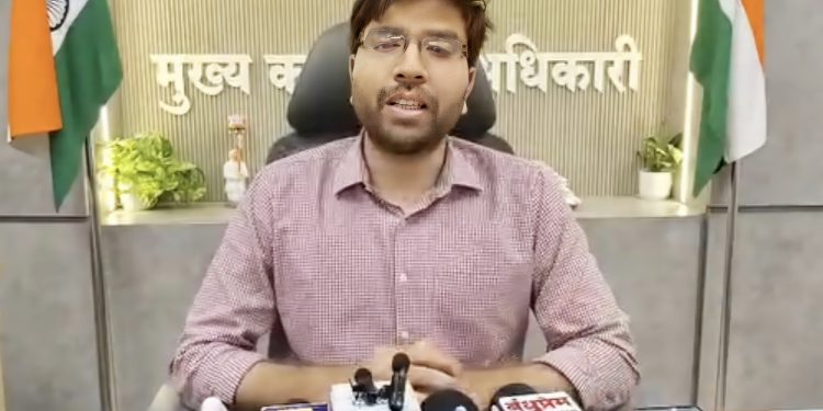 अक्कलकोट तालुक्यातील बबलाद शाळेप्रकरणी मुख्य कार्यकारी अधिकाऱ्यांची कारवाई; मुख्याध्यापक व गटशिक्षणाधिकाऱ्यांना कारणे दाखवा नोटीस.