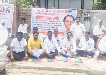 लोकशाहीर अण्णाभाऊ साठे यांना मरणोत्तर भारतरत्न मिळावे; क्रांतीसूर्य प्रतिष्ठानचे हलगीनाद आंदोलन.