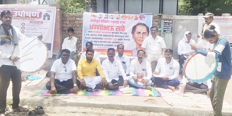 लोकशाहीर अण्णाभाऊ साठे यांना मरणोत्तर भारतरत्न मिळावे; क्रांतीसूर्य प्रतिष्ठानचे हलगीनाद आंदोलन.
