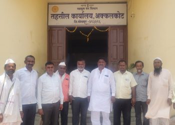 अक्कलकोट तालुक्यात दुष्काळी परिस्थिती; शेतकऱ्यांच्या विविध मागण्यांचे तहसीलदारांना निवेदन- बंदेनवाज कोरबू 