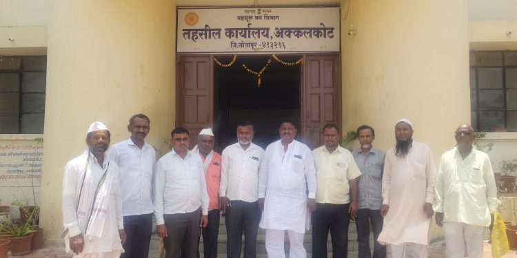 अक्कलकोट तालुक्यात दुष्काळी परिस्थिती; शेतकऱ्यांच्या विविध मागण्यांचे तहसीलदारांना निवेदन- बंदेनवाज कोरबू 
