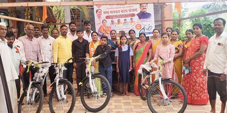 शिवसेना शिंदे ओबीसी महिला जिल्हाप्रमुख सौ. उमा माळी यांच्या हस्ते विद्यार्थ्यांना सायकल वाटप.