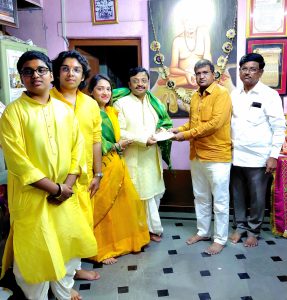 श्री वटवृक्ष स्वामी महाराज मंदिरात अधीक्षक अभियंता श्रीराम हजारे यांचा सहकुटुंब सत्कार