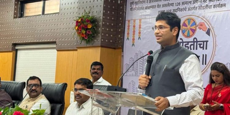 २४ वर्षांच्या संघर्षाला यशाची दिशा; सोलापुरातील पत्रकारांच्या २३८ सदनिकांची सोडत उत्साहात;२४ वर्षांच्या संघर्षाला यशाची दिशा.