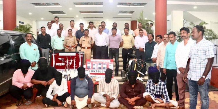 सोलापुरात दरोड्याच्या तयारीत असलेली ७ जणांची सराईत टोळी जेरबंद; पिस्तूल, ५ जिवंत राऊंडसह १०.२९ लाखांचा मुद्देमाल जप्त.