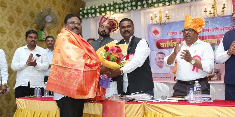 सोलापूरच्या शिरपेचात मानाचा तुरा! उमाकांत राजगुरूंची राज्य उपाध्यक्षपदी निवड;सोलापूरच्या लेखा कर्मचाऱ्यांमध्ये उत्साहाचे वातावरण; राज्य कार्यकारिणीत मिळाले महत्त्वाचे प्रतिनिधित्व.