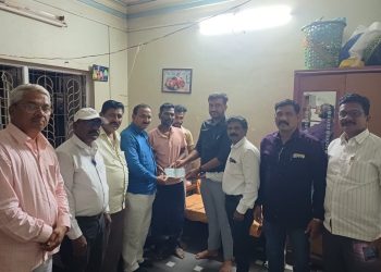 कॅन्सरग्रस्त राष्ट्रीय खो-खो पंच लखन कांबळे यांना कास्ट्राईब शिक्षक संघटनेकडून दीड लाखांची आर्थिक मदत.