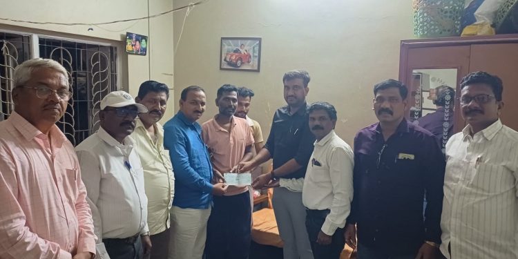कॅन्सरग्रस्त राष्ट्रीय खो-खो पंच लखन कांबळे यांना कास्ट्राईब शिक्षक संघटनेकडून दीड लाखांची आर्थिक मदत.