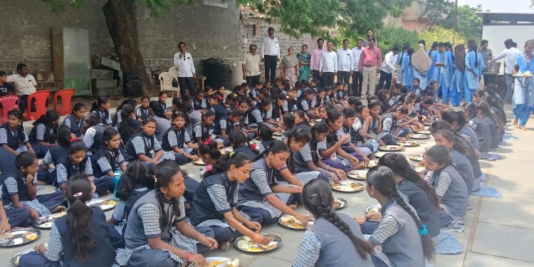 श्री. बसवराज प्रशाला, करजगी येथे उत्साहात स्नेहभोजन कार्यक्रम संपन्न.